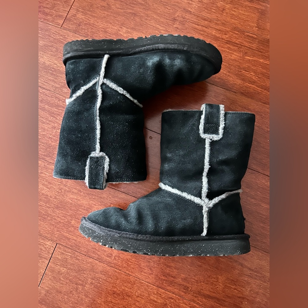 UGG Classic Short Spill Seam Boot - Picture 4 of 6